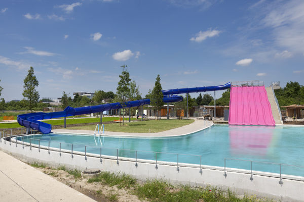 Le toboggan et le pentaglisse de la piscine