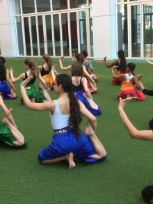 Apprentissage de la danse khmère avec les élèves cambodgiens. Photo Est Ensemble / Direction de la culture