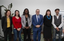 De gauche à droite : Elisa Yavchitz, directrice générale des Canaux, Victoria Mandefield, co-fondatrice et directrice  de Solinum, Djeneba Keita, vice-présidente d’Est Ensemble déléguée à l’économie sociale et solidaire, Gérard Cosme, président d’Est Ensemble, Morgane Mazin, co-fondatrice de la Maison Montreau et Stephan Martinez, directeur de Moulinot Compost & Biogaz.