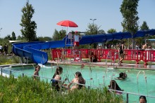 Surveillant sauveteur à la piscine des Murs à pêches à Montreuil. Photo Est Ensemble / Antoine Dumont