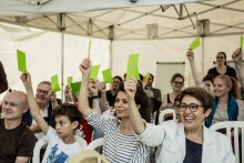 La clôture du défi Familles à énergie positive 2019, lors de la fête des parcs 2019. Toute à droite au premier rang, Mireille Alphonse, vice-présidente d'Est Ensemble déléguée à l'environnement et l'écologie urbaine. Tout à gauche au deuxième rang : Gérard Cosme, président d'Est Ensemble. Photo Est Ensemble / Hervé Boutet 