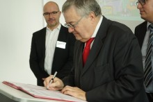 Gérard Cosme, président d'Est Ensemble signe les chartes