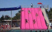 Les espaces extérieurs de la piscine des Murs à pêches. Photo Est Ensemble / Direction de la communication