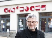 Michel Leclerc devant le Cin'Hoche à Bagnolet, par Hervé Boutet