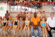 83 enfants des piscines d'Est Ensemble ont participé à cette journée. Ils sont la première promotion de jeunes diplomés du Sauv'nage. En polo orange, Karamoko Sissoko, vice-président d’Est Ensemble délégué au sport, et en chemise blanche Jacques Beurrier, le président de la ligue d’Île-de-France de natation. Photo Est Ensemble / Direction de la communication