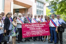 Autour de Gérard Cosme, le président d’Est Ensemble au centre, les élus de Seine-Saint-Denis et du Val-de-Marne, mobilisés pour le maintien de l’interopérabilité de la ligne 15 Est, devant le siège de la Société du Grand Paris. Photo Est Ensemble / Corinne Rozotte