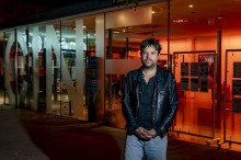 Virgil Vernier devant le Ciné 104 après la présentation de son film. Photo Est Ensemble / Cyril Entzmann