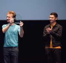 Mathias Théry recevant le grand prix Repérages 2020 pour son documentaire "La Cravate". Photo Est Ensemble / Hervé Boutet