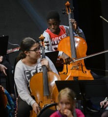 L'orchestre d'Est Ensemble, qui comprend des élèves qui bénéficient du dispositif Démos. Photo Est Ensemble / Gaël Kerbaol 
