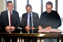 Signature de la charte avec Bertrand Kern, maire de Pantin, Ali Zahi, vice-président d'Est Ensemble délégué au développement économique et artisanal et Rémi Babinet, co-fondateur de BETC
