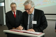 Tony Di Martino, maire de Bagnolet, signe les chartes