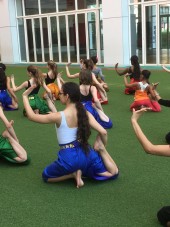 Apprentissage de la danse khmère avec les élèves cambodgiens. Photo Est Ensemble / Direction de la culture