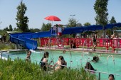 Surveillant sauveteur à la piscine des Murs à pêches à Montreuil. Photo Est Ensemble / Antoine Dumont