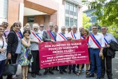 Autour de Gérard Cosme, le président d’Est Ensemble au centre, les élus de Seine-Saint-Denis et du Val-de-Marne, mobilisés pour le maintien de l’interopérabilité de la ligne 15 Est, devant le siège de la Société du Grand Paris. Photo Est Ensemble / Corinne Rozotte