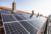 Les panneaux solaires installés cet été sur le toit de l'école Waldeck Rousseau aux Lilas par la coopérative Électrons Solaires 93. Photo Est Ensemble / Corinne Rozotte.