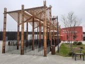 Structure d’ombrage avec brumisateur créée sur le parvis de la piscine des Murs à pêche à Montreuil. Photo Est Ensemble.