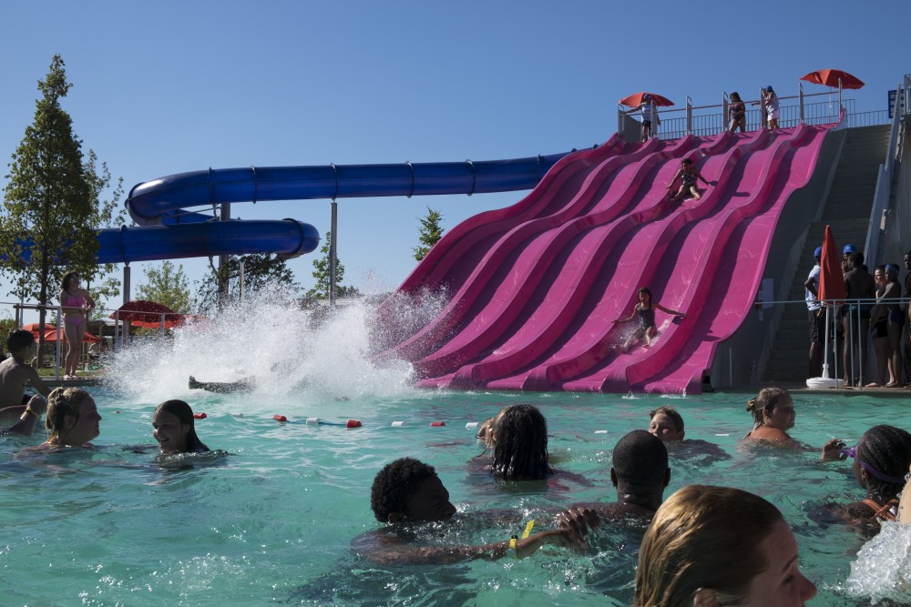 Bassin extérieur, jeux d'eaux, pelouses Est Ensemble ouvre à